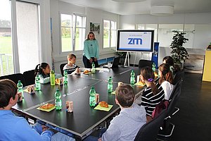 Begrüssung der jungen Gäste am Zukunftstagt in der zweifel metall ag durch Julia Naumow