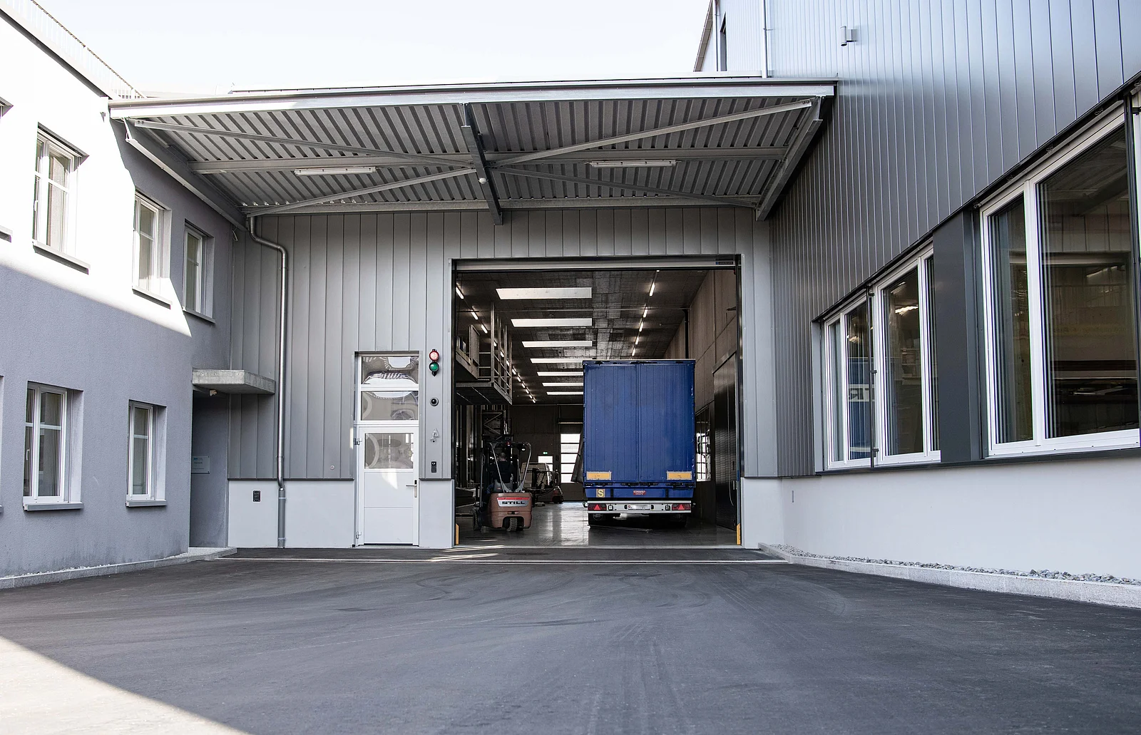 Spedition Metallbauteile Firmengebäude Schweiz